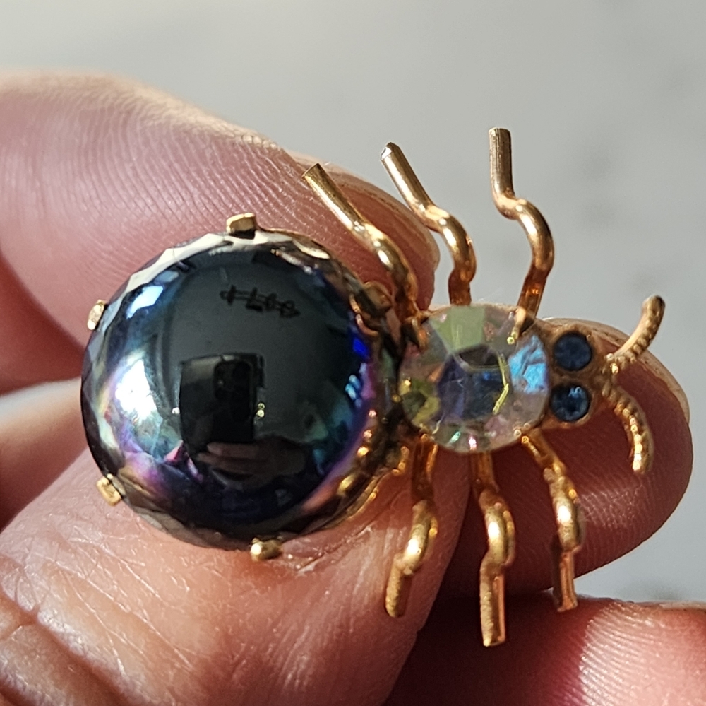 Whimsical Gold and Black Spider Brooch with Dynamic Design - Picture 5 of 6